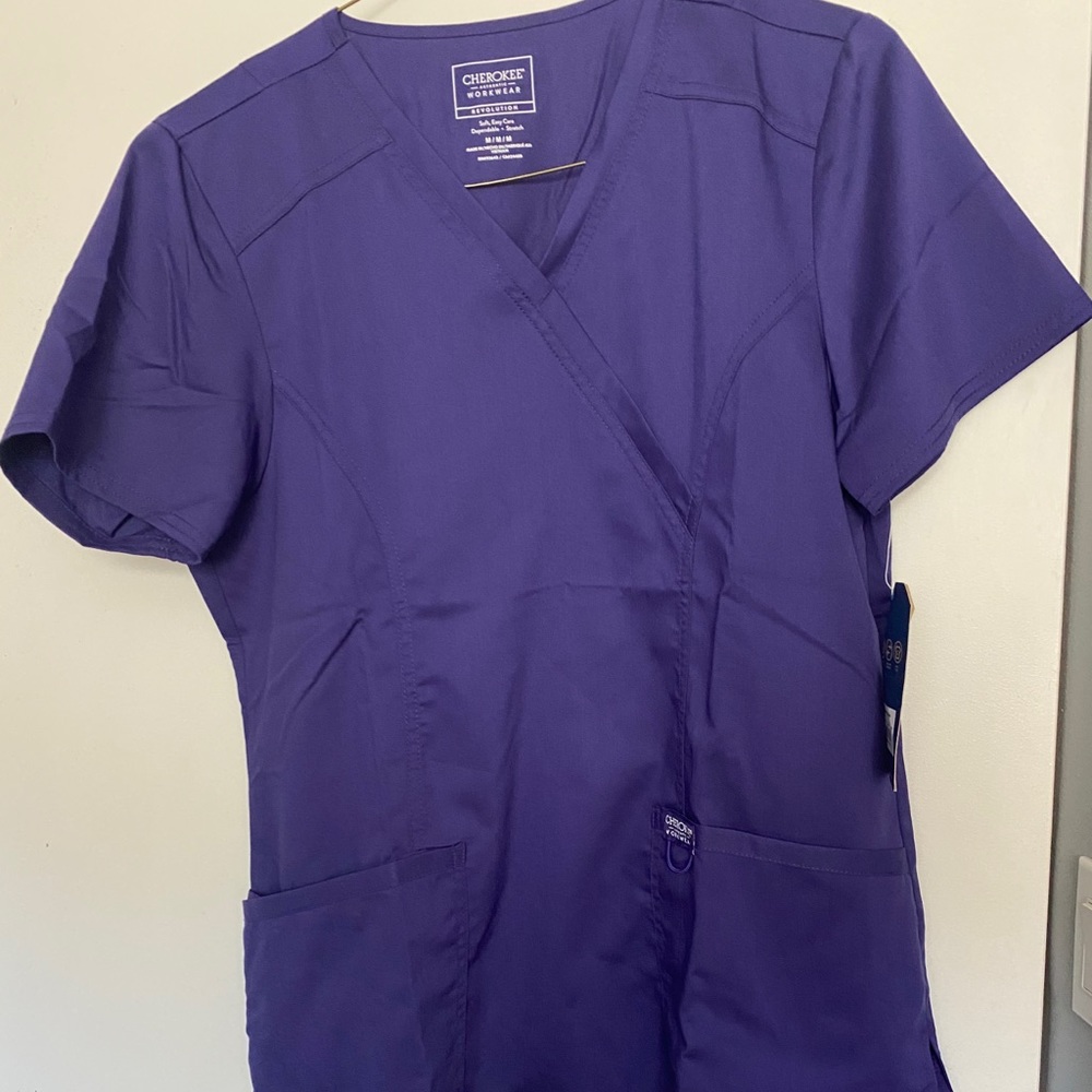 I’m selling 2 med scrubs w/ 1bottom